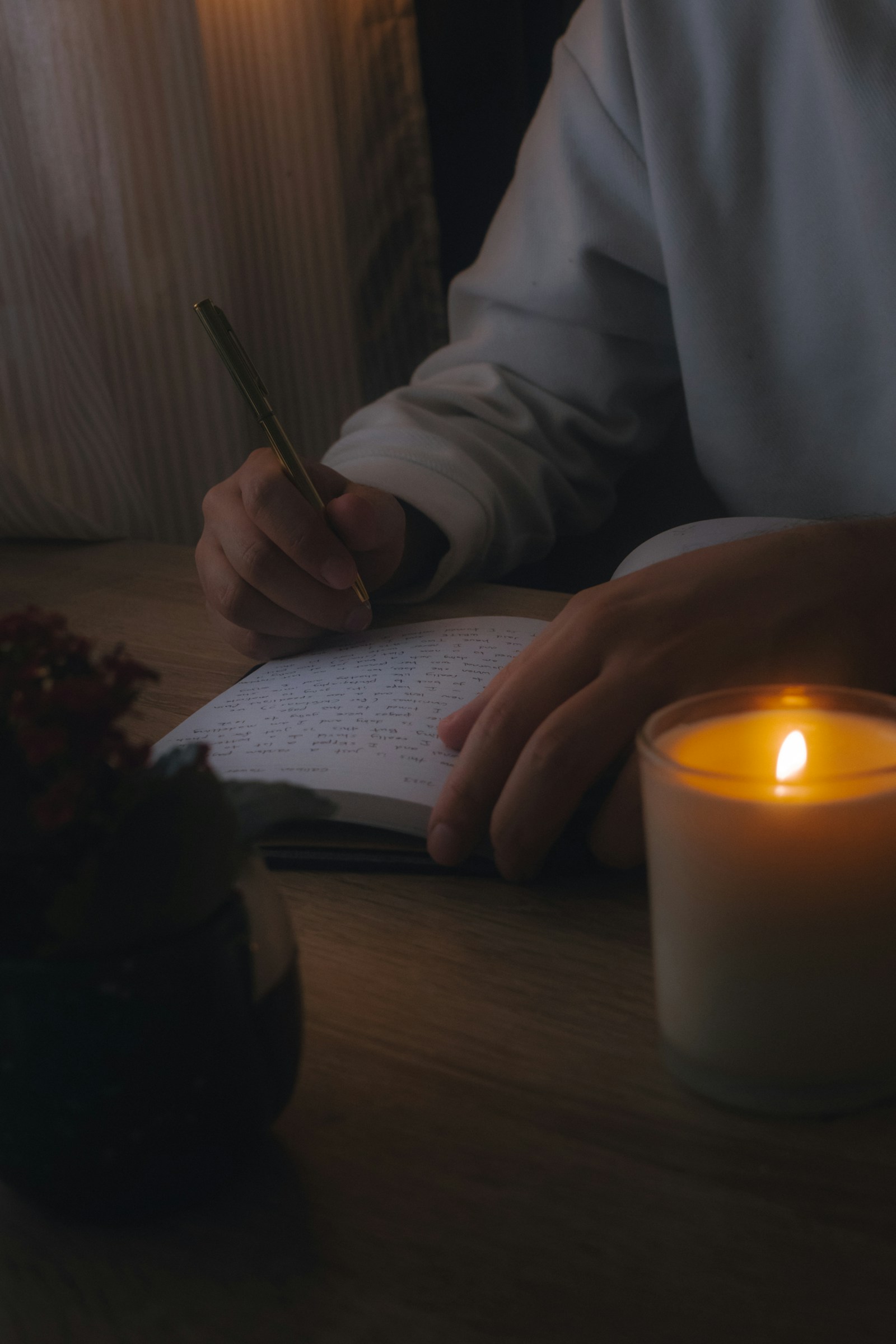 Carnet, bougie et lumière douce dans une ambiance de soin